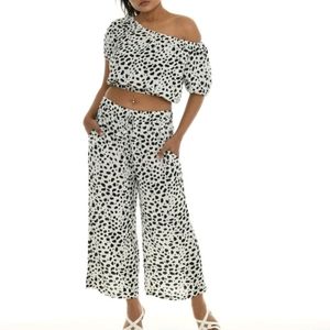 CROP TOP AND WIDE LEG PANTS